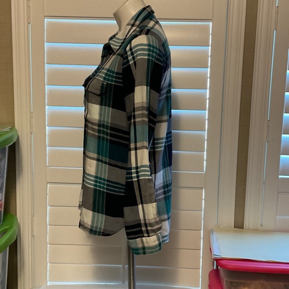 GAP Women's Plaid Button-Down Shirt - Green, Black, and White - Picture 4 of 7